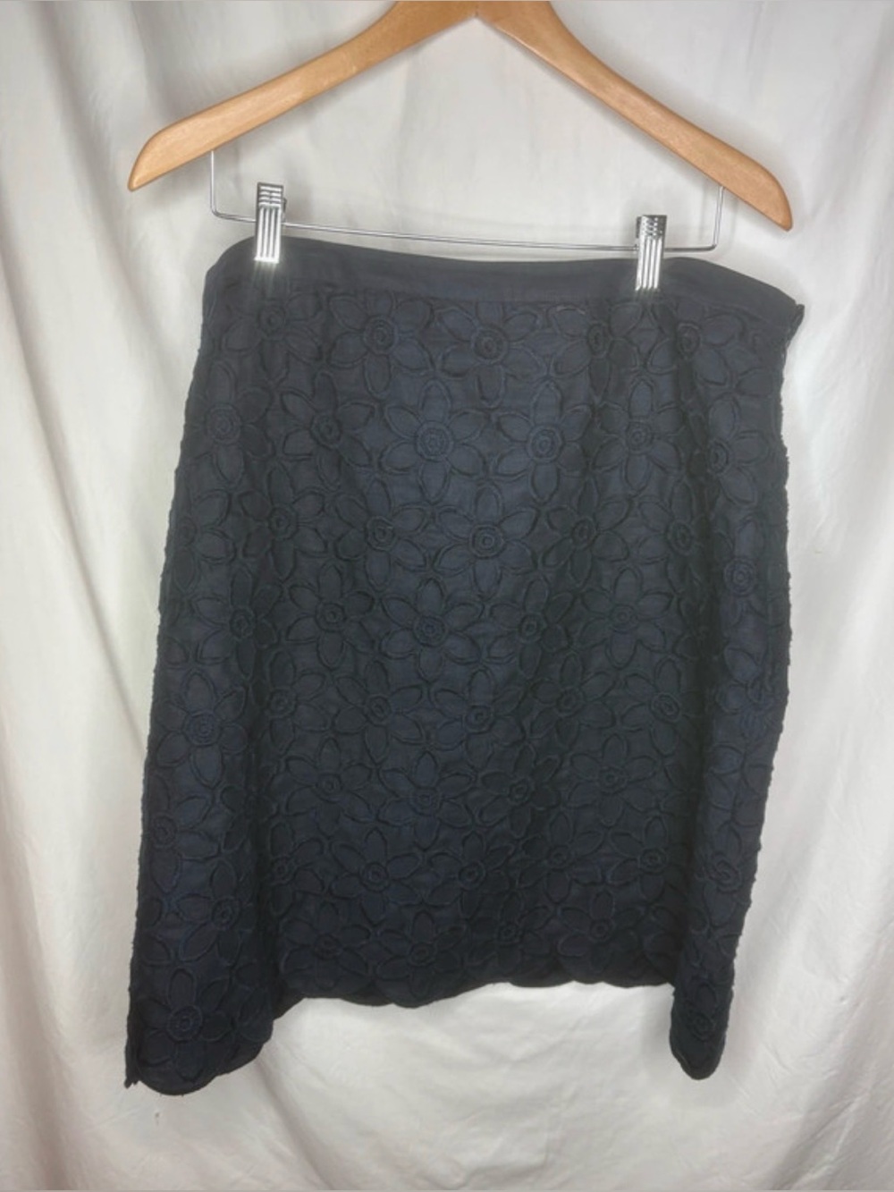 Talbots Navy Blue Floral Embroidered Straight Skirt Knee Length Women's
Size 16